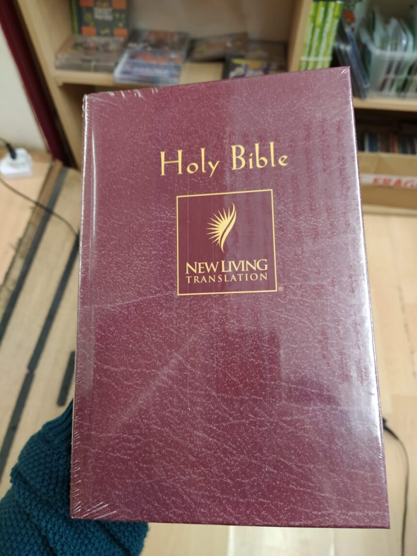 Holy Bible: New Living Translation By Tyndale House Publishers ...